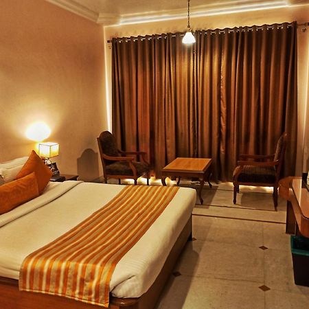 Kailash Parbat Hotel Лонавала Екстериор снимка