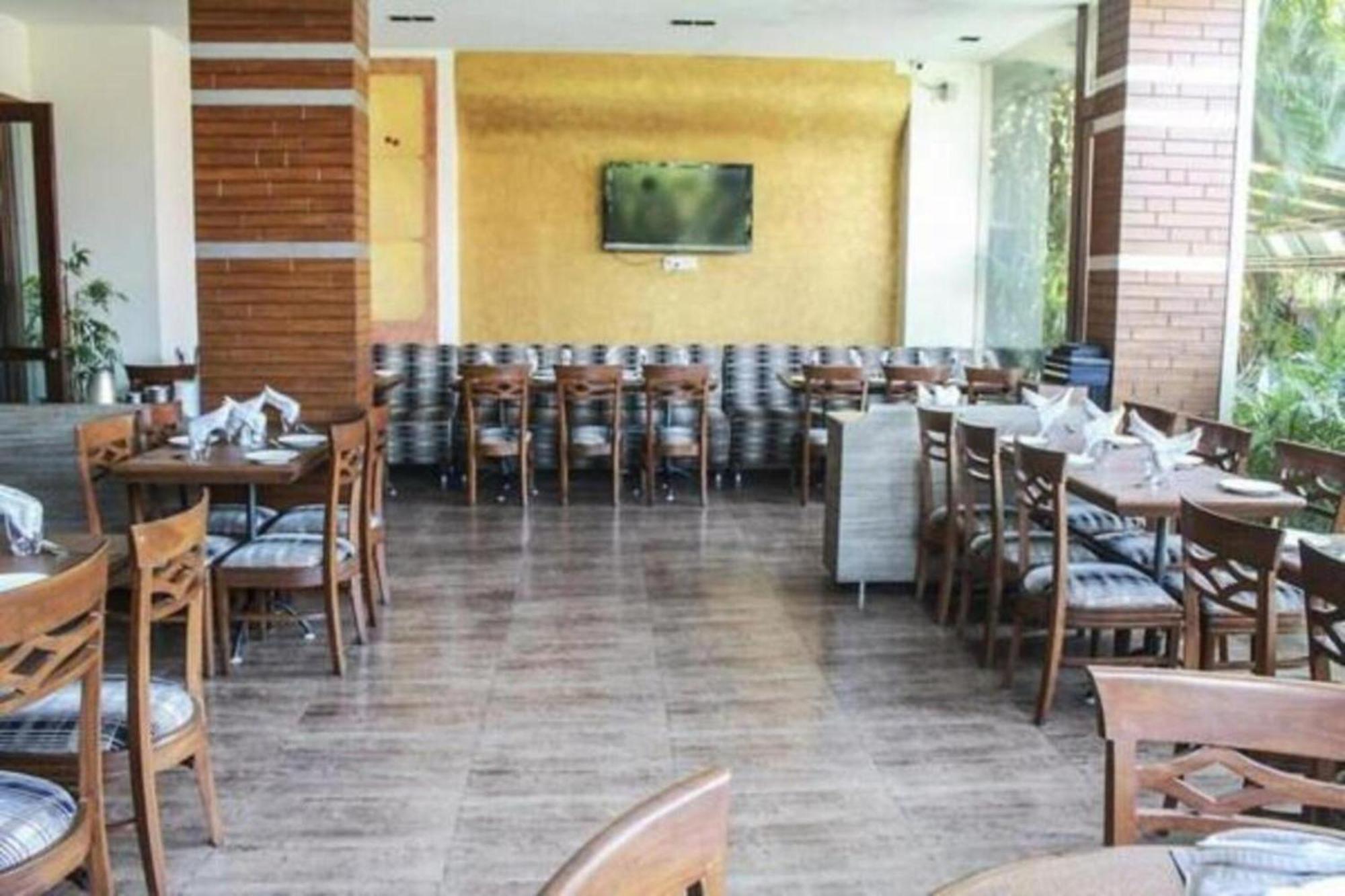 Kailash Parbat Hotel Лонавала Екстериор снимка