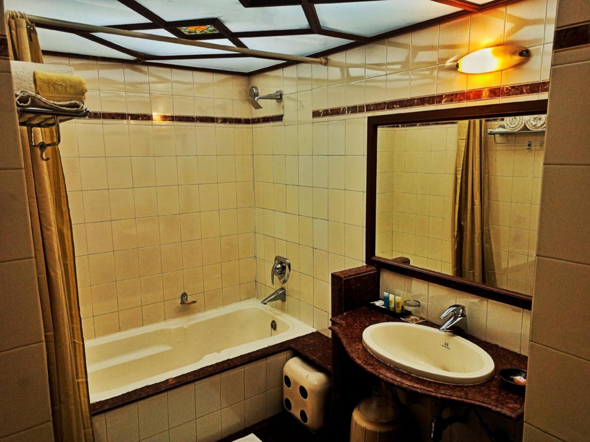 Kailash Parbat Hotel Лонавала Екстериор снимка