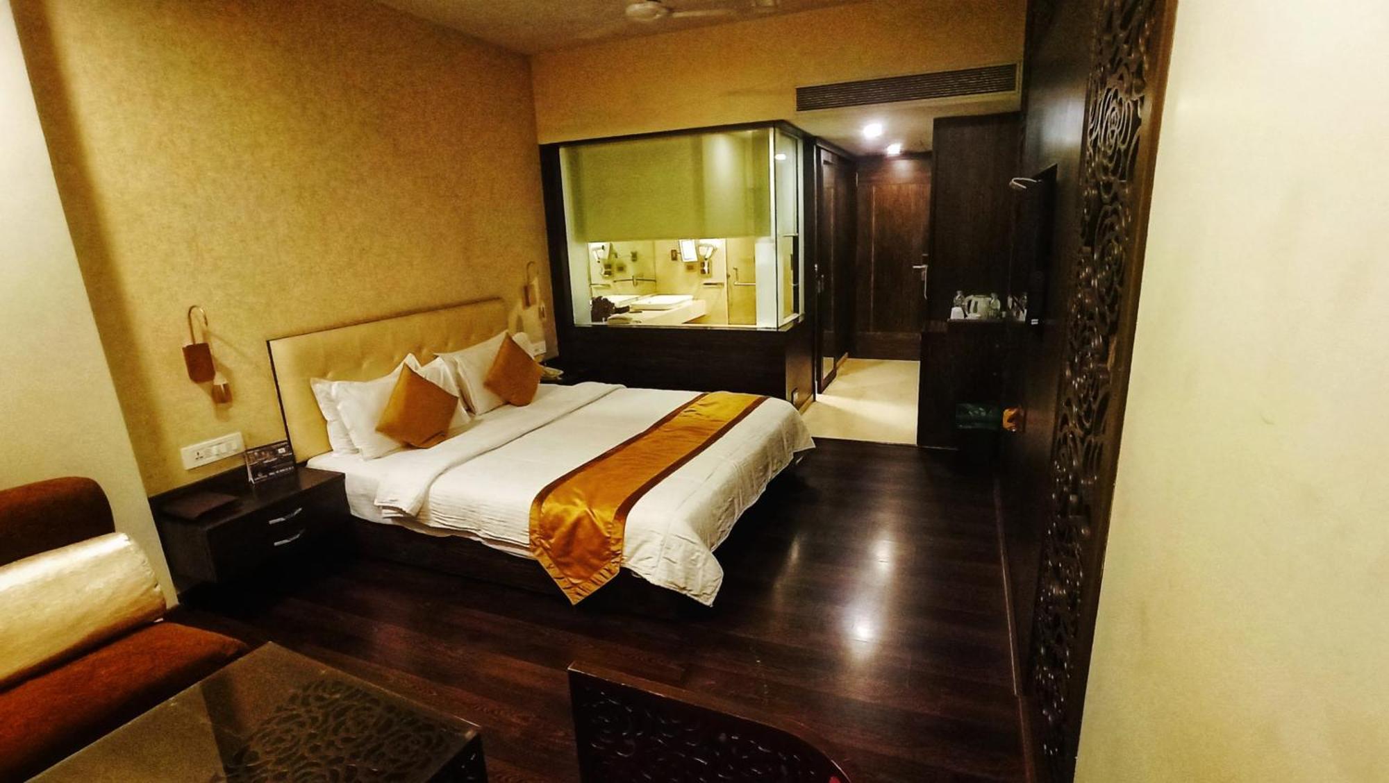 Kailash Parbat Hotel Лонавала Екстериор снимка